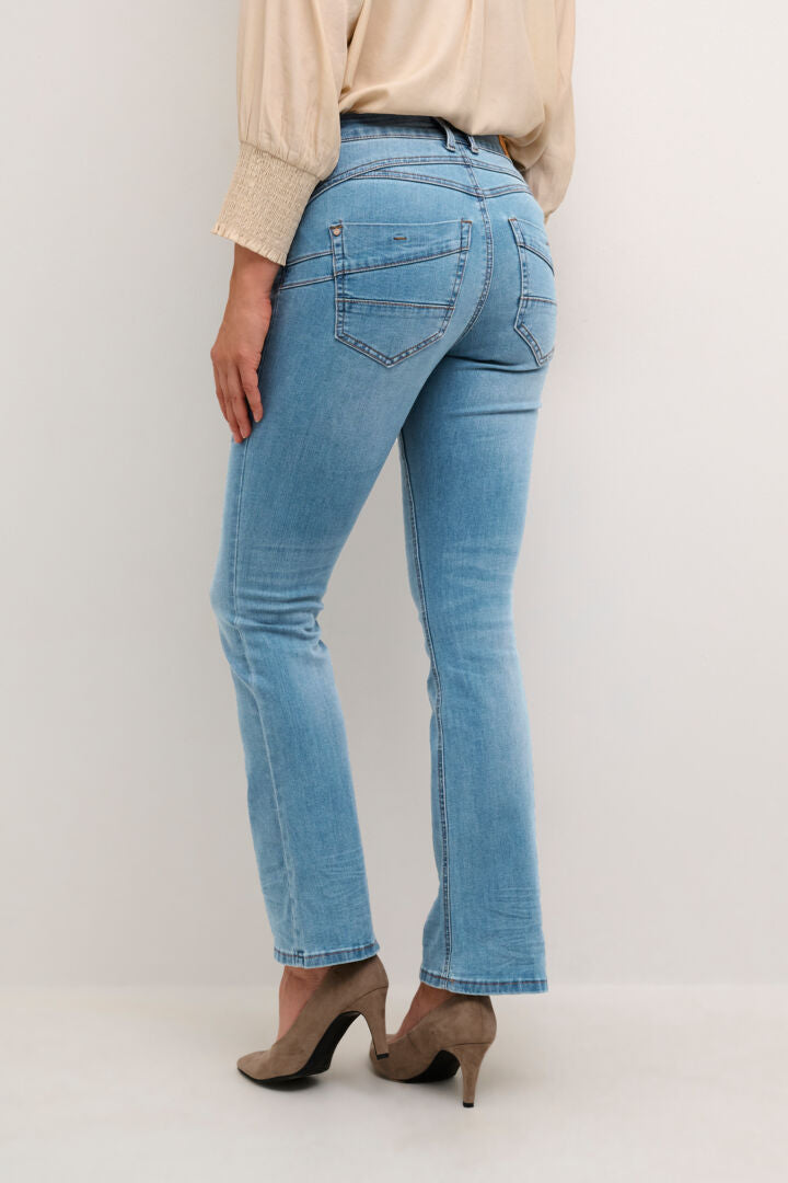 AMALIE BOOTCUT JEANS SHAPE FIT Lyseblå