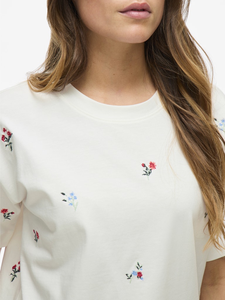 VIMONIE FLOWER EMB S/S O-NECK Klar Hvit