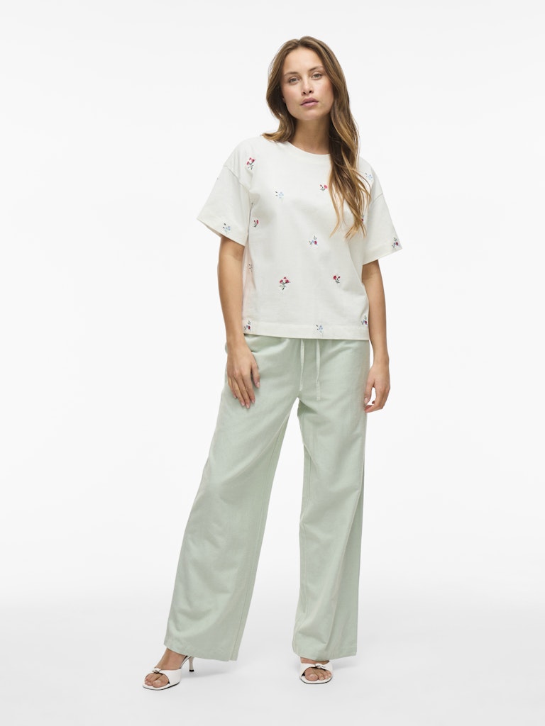 VIMONIE FLOWER EMB S/S O-NECK Klar Hvit
